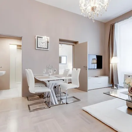 Royal In The Heart Of * Praag